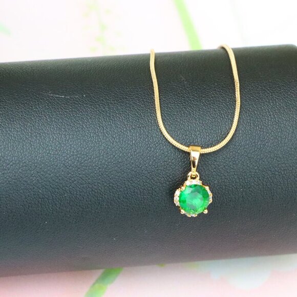 "Round Green Gemstone Pendant in Rose Gold – Elegant & Versatile, XPPT1325 - Picture 3 of 13